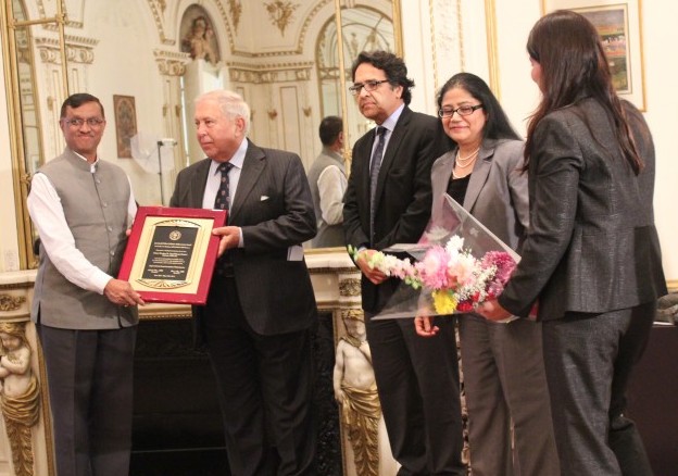 Ambassador Dnyaneshwar M Mulay presents to Dr. Yusuf Khwaja Hamied "Jawaharlal Nehru Lifetime Achievement Award. Seen in the picture, from left to right: Ambassador Mulay, Dr. Hamied, Dr. Ashraf Khan, Dr. Tazen Beg, Dr. Sadia Chagtai