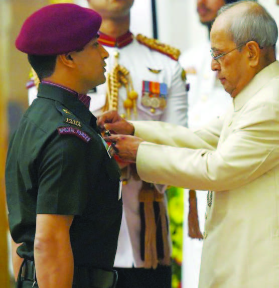 President Pranab Mukherjee presens Shaurya Chakra to Major Rajat Chandra at Rashtrapati Bhawan in New Delhi.